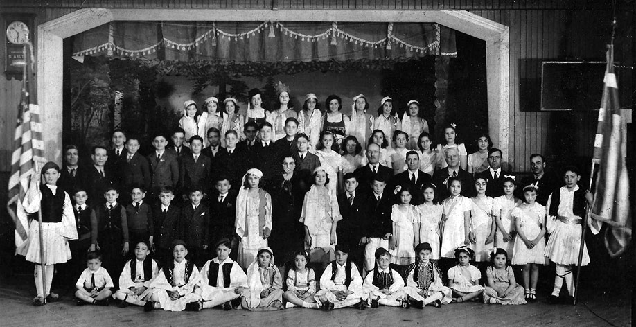GREEK SCHOOL STUDENTS. 1940.